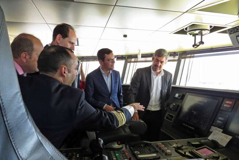 Autoridades en el puesto de mando del buque (Foto TA)